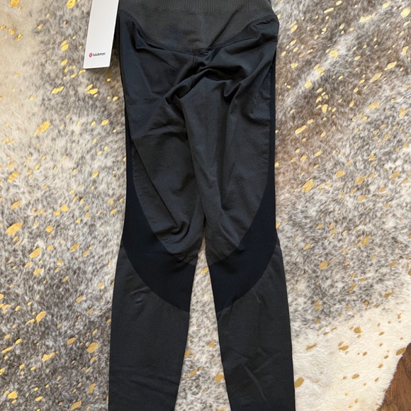 NWT Lululemon Seamless Mesh Training Tight - Picture 2 of 6